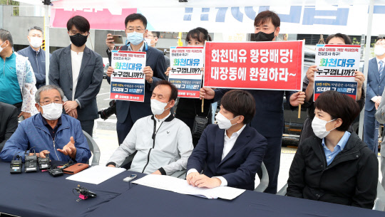 국민의힘 이준석(오른쪽 두번째) 대표, 김은혜(오른쪽 첫번째) 의원이 29일 경기 성남시 분당구 대장동에서 대장동 개발 의혹에 대한 현지 조사에 나서 현지 주민들과 간담회를 하고 있다.국회사진기자단·연합뉴스